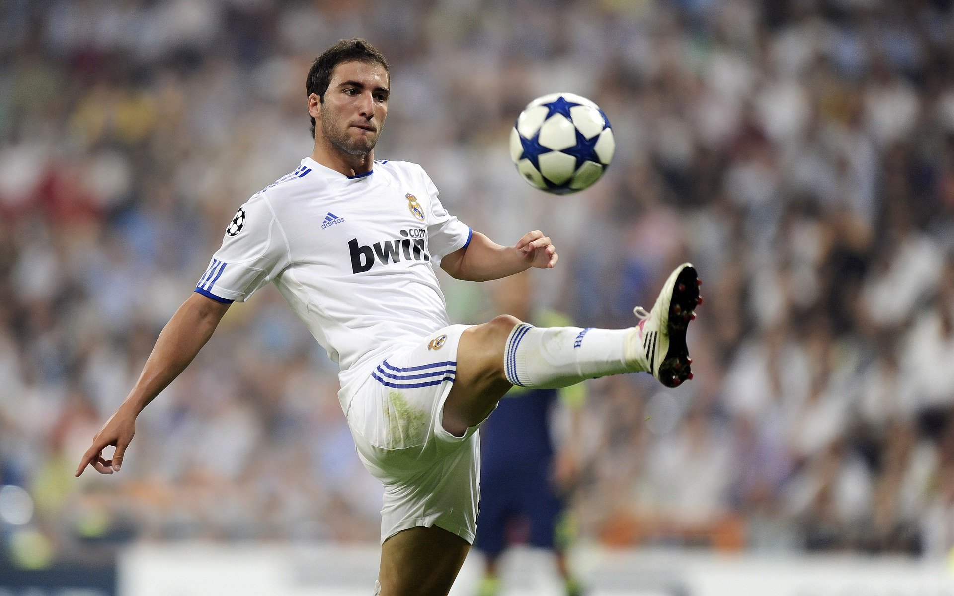 开云app官方入口-赫罗纳节奏切换流畅保持攻防平衡，赫罗纳队服